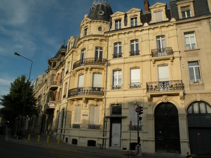  bel immeuble, rue de la Tirelire